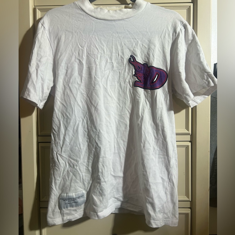 White tee